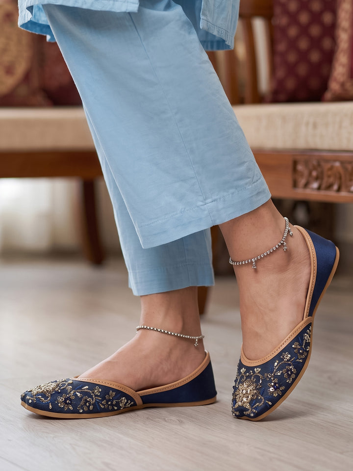 Women "MEGAN" Classic Embroidered Khussa